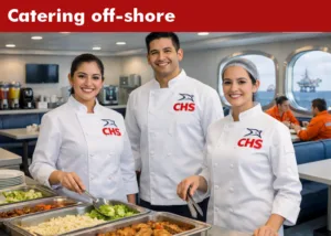 Personal de CHS México sirviendo catering off‑shore en plataforma marítima, con menús balanceados y ambiente seguro