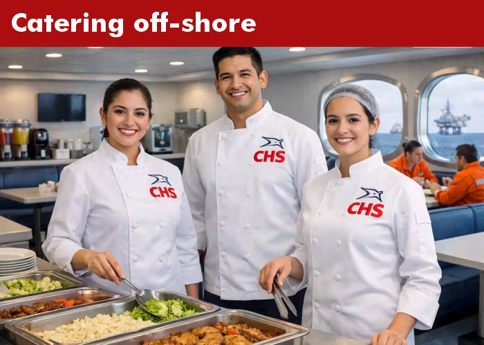 Personal de CHS México sirviendo catering off‑shore en plataforma marítima, con menús balanceados y ambiente seguro