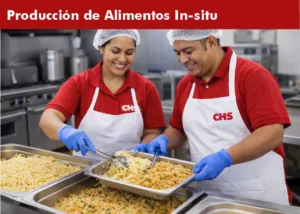 Personal de CHS México preparando alimentos in‑situ en cocina profesional, con uniforme rojo corporativo y utensilios de acero inoxidable